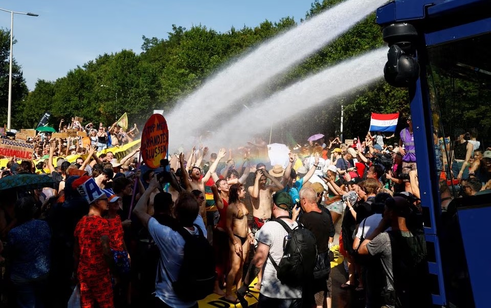 Cảnh sát Hà Lan bắt giữ 2.400 người biểu tình khí hậu